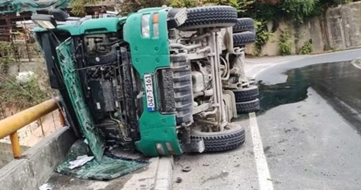 Kamion se zaustavio na zaštitnoj ogradi/Vijesti.ba/