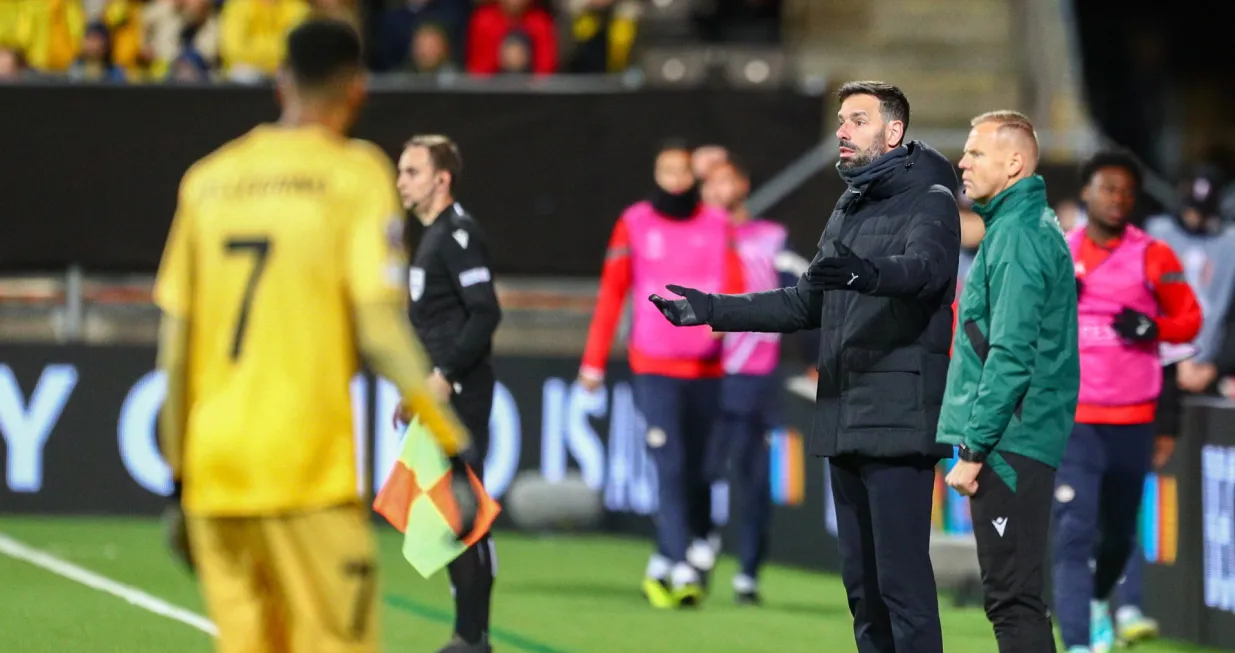 epa10284947 PSV Eindhoven's coach Ruud van Nistelrooy during the group stage match in the UEFA Europe Leauge 2022/2023 between Bodo/Glimt and PSV Eindhoven in Bodo, Norway, 03 November 2022. EPA/Mats Torbergsen NORWAY OUT