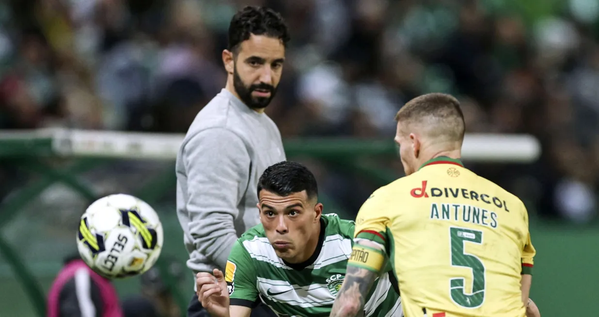 epa10382023 Sporting head coach Ruben Amorim (L) observes his player Pedro Porro (C) in action against Pacos de Ferreira player Antunes during the Portuguese First League soccer match in Lisbon, Portugal, 29 December 2022. EPA/MIGUEL A. LOPES