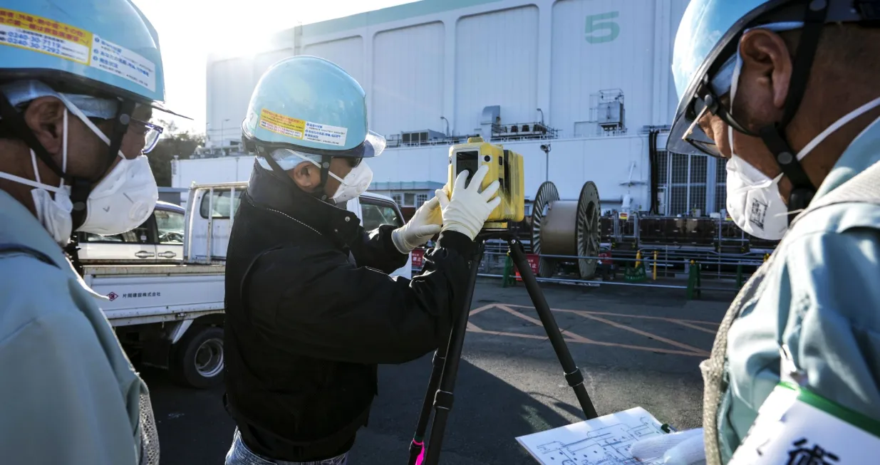 epaselect epa10356741 A worker (C) scans the reactor building Unit 5 of at the tsunami-crippled Fukushima Daiichi Nuclear Power Plant, in Futaba, Fukushima Prefecture, northern Japan, 09 December 2022. The nuclear power plant is being decommissioned, 11 years after being damaged in the March 2011 earthquake and tsunami. Tokyo Electric Power Company (TEPCO) is currently constructing an underwater tunnel to release the water treated by the ALPS decontamination system into the Pacific Ocean, a plan initially approved by the Japanese government in April 2021. EPA/KIMIMASA MAYAMA/Kimimasa Mayama