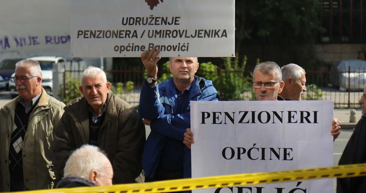 Protest penzionera ispred zgrade Vlade FBiH, penzioneri/Senad Gubelić/