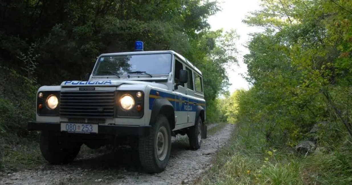 Vozilo, automobil, policija Hrvatska/Pu Karlovačka