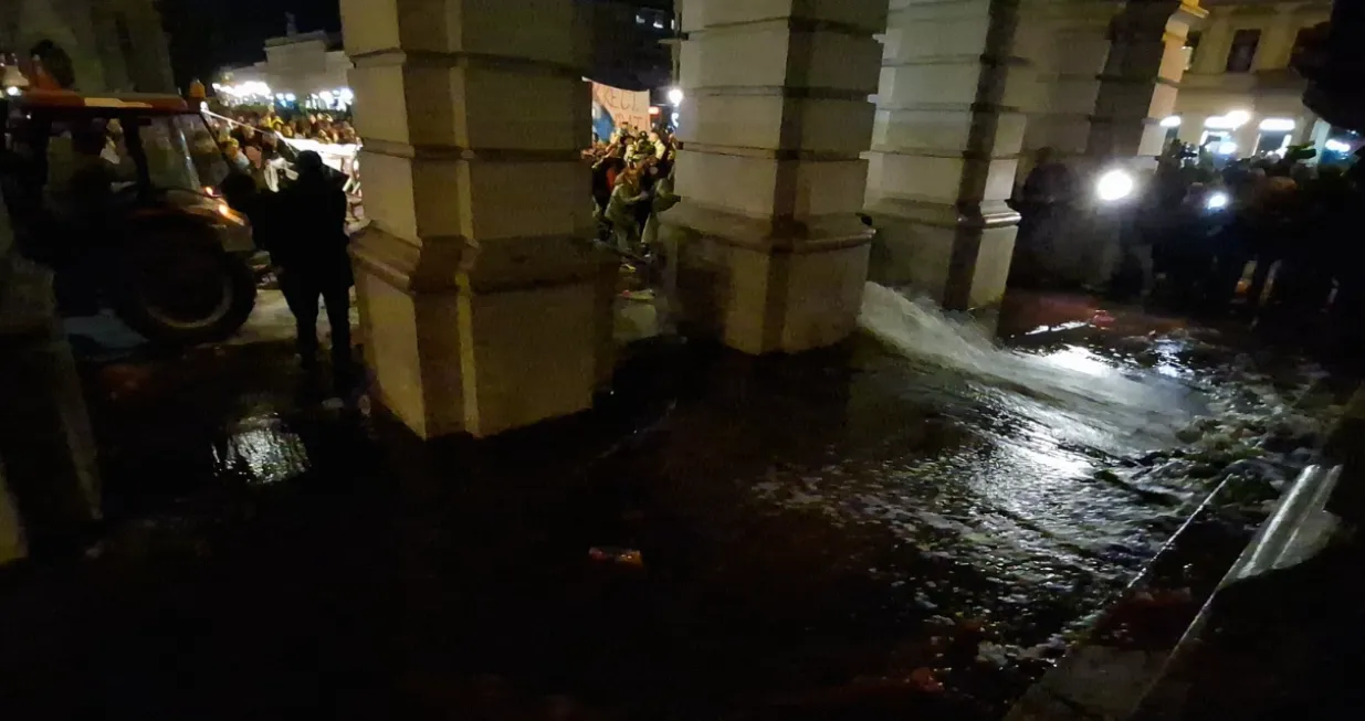 fekalije gradska kuća novi sad srbija protesti/