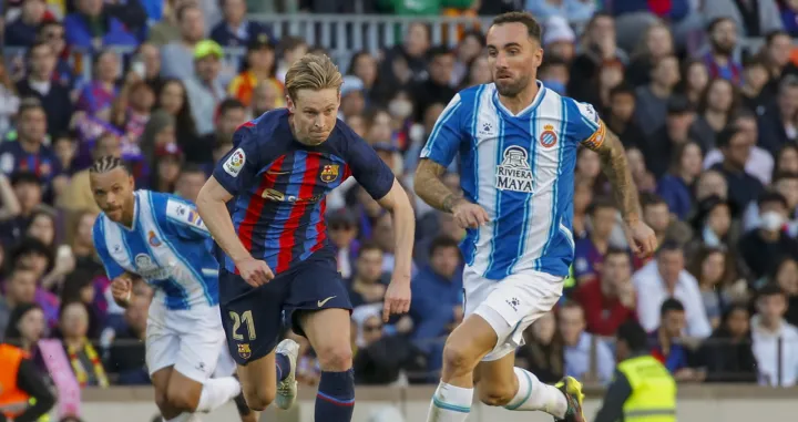 epa10383795 SD Espanyol's Spanish midfielder Sergi Darder (R) in action against FC Barcelona's Dutch midfielder Frenkie de Jong (L) during the LaLiga game FC Barcelona vs Espanyol at Spotify Camp Nou Stadium, in Barcelona, northeastern Spain, 31 December 2022. EPA/Marta Perez