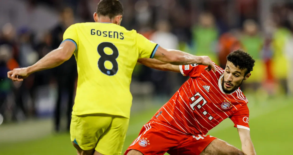 epa10280174 Inter's Robin Gosens (L) in action against Munich's Paul Wanner during the UEFA Champions League group C soccer match between Bayern Munich and Inter Milan in Munich, Germany, 01 November 2022. EPA/RONALD WITTEK