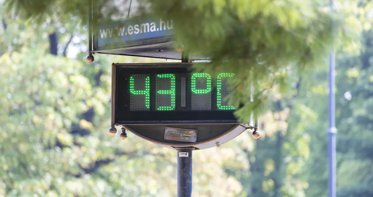 epa10088219 A digital street thermometer displays the air temperature at 43 degrees Celsius, in Nagykanizsa, southwestern Hungary, 23 July 2022. The current heatwave in Hungary is expected to peak on 23 July, when temperatures have exceeded the 40 degrees Celsius mark in several parts of the country. EPA/Gyorgy Varga HUNGARY OUT/Gyorgy Varga