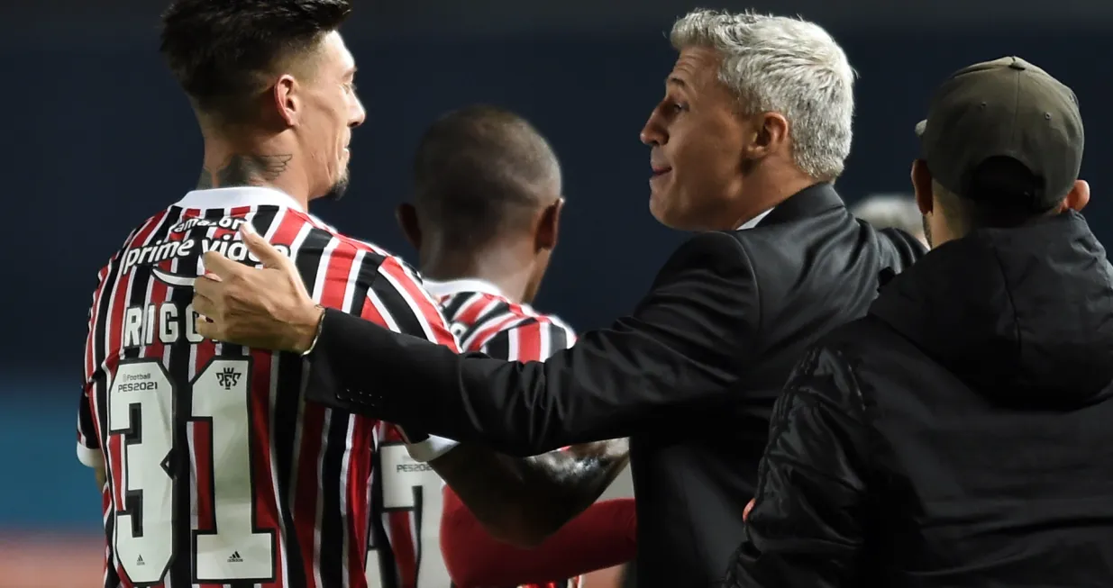 epa09355722 Emiliano Rigoni (L) of Sao Paulo celebrates after scoring with his head coach Jorge Hernan Crespo (2-R) during the Copa Libertadores soccer match between Racing Club and Sao Paulo at Presidente Peron Stadium in Avellaneda, Argentina, 20 July 2021. EPA/Marcelo Endelli/POOL