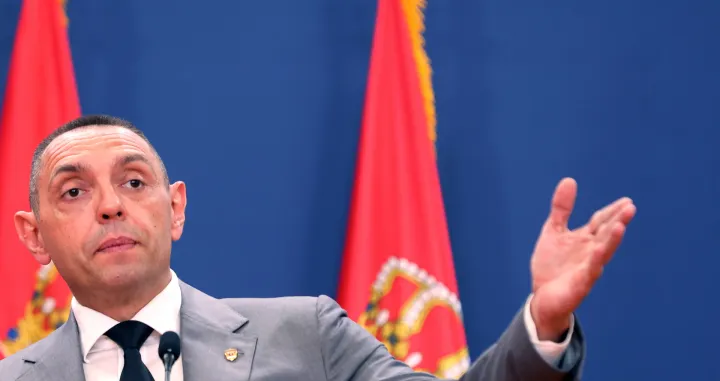 epa10226287 Serbian Interior Minister Aleksandar Vulin addresses the media with Austrian interior minister and Hungarian minister of foreign affairs and trade after their meeting in Belgrade, Serbia, 06 October 2022. High level delegations of Serbia, Hungary and Austria met in Belgrade to discuss border and migration management. EPA/ANDREJ CUKIC/Andrej Cukic