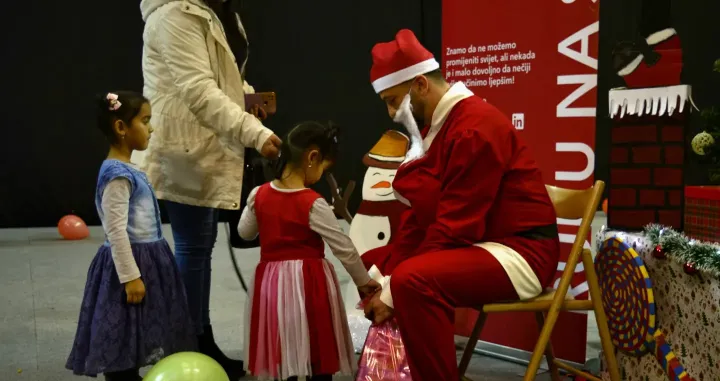 Nijedno dijete bez paketića, novogodi&scaron;nji paketići za djecu iz porodica slabijeg materijalnog stanja iz BiH, Udruženje Ruku na srce/Ruku Na Srce
