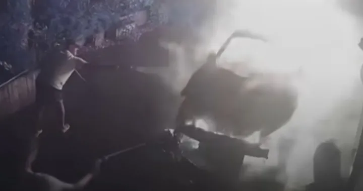 električni mercedes automobil izgorio tokom punjenja/