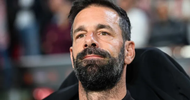 epa10269423 PSV coach Ruud van Nistelrooy during the UEFA Europa League Group A match between PSV Eindhoven and Arsenal FC, in Eindhoven, the Netherlands, 27 October 2022. EPA/OLAF KRAAK