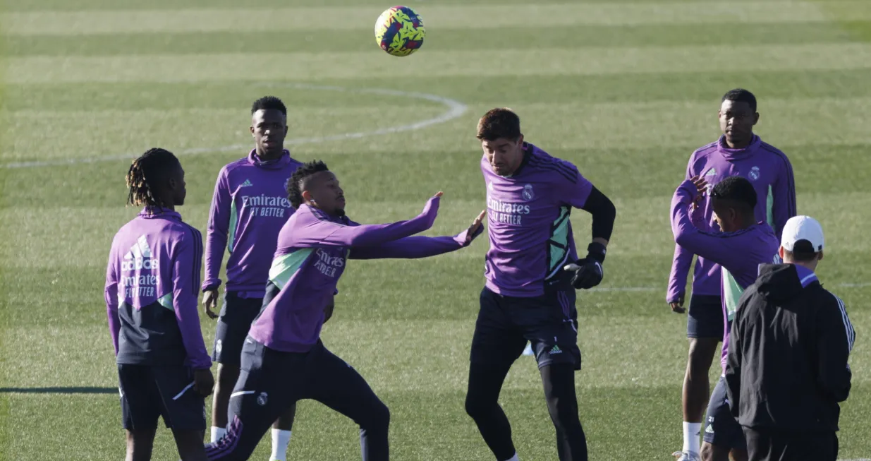 epa10392410 (L-R) Real Madrid's players Eduardo Camvainga, Vinicius Jr, Eder Militao, Thibaut Courtois, David Alaba and Rodrygo Goes take part in a training session held at Valdebebas Sports City in Madrid, central Spain, 06 January 2023. Real Madrid will face Villarreal CF in their Spanish LaLiga soccer match on 07 January. EPA/SERGIO PEREZ