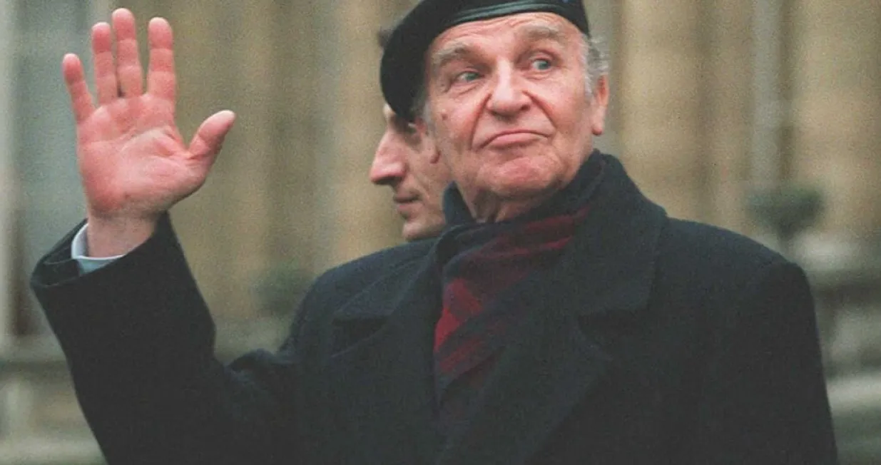 Bosnian President Alija Izetbegovic waves to photographers at the French Foreign Ministry in Paris 14 December where he lunched with the other leaders of the Bosnian peace agreement.AFP PHOTO (Photo by PIERRE VERDY/AFP)/Pierre Verdy
