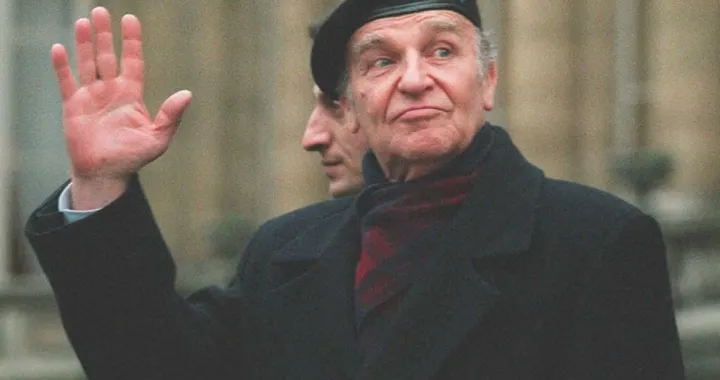 Bosnian President Alija Izetbegovic waves to photographers at the French Foreign Ministry in Paris 14 December where he lunched with the other leaders of the Bosnian peace agreement.AFP PHOTO (Photo by PIERRE VERDY/AFP)/Pierre Verdy