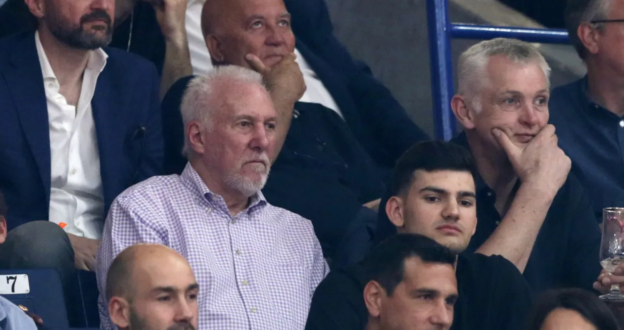 epa09958543 San Antonio Spurs head coach Gregg Popovich (C-L) attends the Euroleague Final Four semi final basketball match between Olympiacos Piraeus and Anadolu Efes in Belgrade, Serbia, 19 May 2022. EPA/ANDREJ CUKIC
