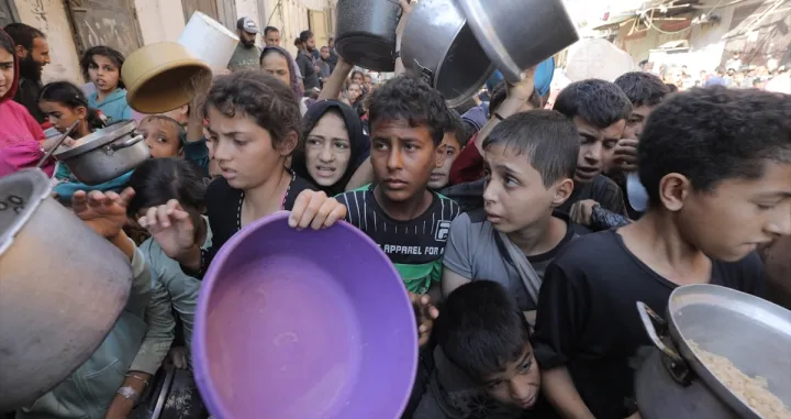 Čekaju da dobiju hranu/Anadolija/