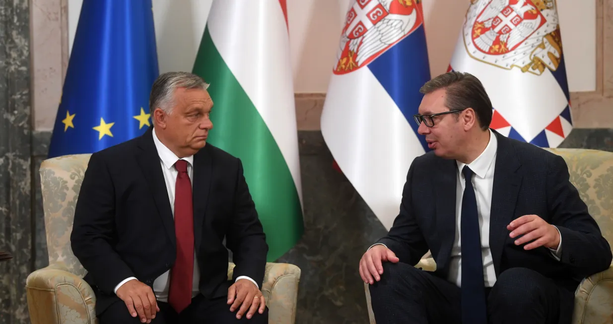 epa10187647 A handout photo made available by the Serbian Presidency shows Serbian President Aleksandar Vucic (R) talking with Hungary's Prime Minister Viktor Orban (L), during their meeting in Belgrade, Serbia, 16 September 2022. Prime Minister Orban is on an official visit to Serbia. EPA/DIMITRIJE GOLL/SERBIAN PRESIDENCY HANDOUT HANDOUT EDITORIAL USE ONLY/NO SALES/Dimitrije Goll/Serbian Presidency Handout