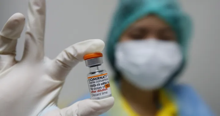 epa09719338 A Thai medical worker displays a multi-dose vial of Pfizer COVID-19 vaccine for children as they prepare to administer children aged between five and 11 with vaccine at the Queen Sirikit National Institute of Child Health in Bangkok, Thailand, 31 January 2022. Thailand on 31 January started its vaccination drive against COVID-19 for children aged between five and 11-year-old. Children with underlying health conditions will be prioritized. According to the National News Bureau of Thailand, the primary vaccination schedule for children in the 5-11 age bracket requires two doses, each administered three to 12 weeks apart. The Pfizer-BioNTech vaccine is currently the only COVID-19 vaccine approved for young children by Thailand's Food and Drug Administration. EPA/NARONG SANGNAK/Narong Sangnak