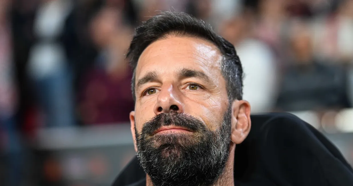 epa10269423 PSV coach Ruud van Nistelrooy during the UEFA Europa League Group A match between PSV Eindhoven and Arsenal FC, in Eindhoven, the Netherlands, 27 October 2022. EPA/OLAF KRAAK