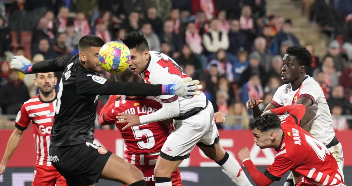 epa10381702 Girona's goalkeeper Paulo Gazzaniga (2-L) in action against Rayo's striker Radamel Falcao (C) during the Spanish LaLiga soccer match between Girona FC and Rayo Vallecano at Montilivi stadium in Girona, Catalonia, Spain, 29 December 2022. EPA/David Borrat