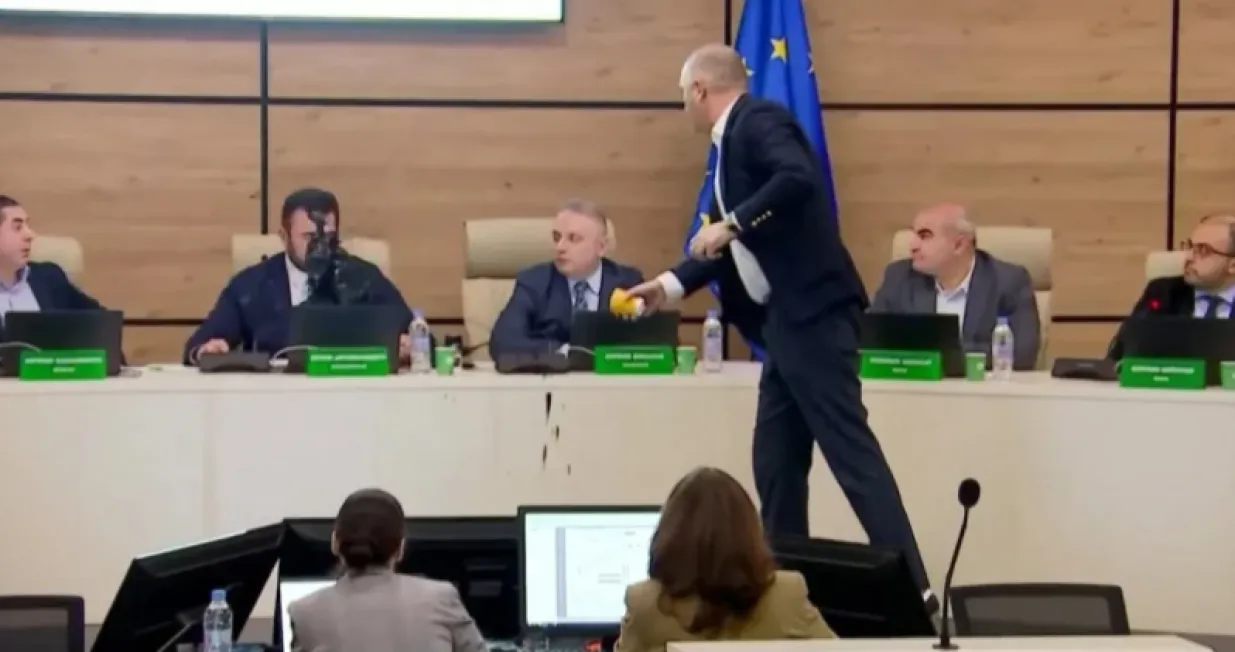 David Kirtadze, gruzijski političar, crna boja, polio &scaron;efa izborne komisije, Gruzija/PrtSc/