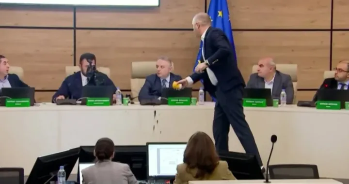 David Kirtadze, gruzijski političar, crna boja, polio šefa izborne komisije, Gruzija/PrtSc/