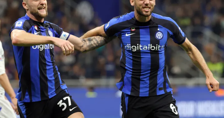 epa10274018 Inter Milan's Stefan de Vrij celebrates with teammate Milan Skriniar after scoring the 1-0 goal during the Italian Serie A soccer match between FC Inter and Sampdoria, in Milan, Italy, 29 October 2022. EPA/MATTEO BAZZI