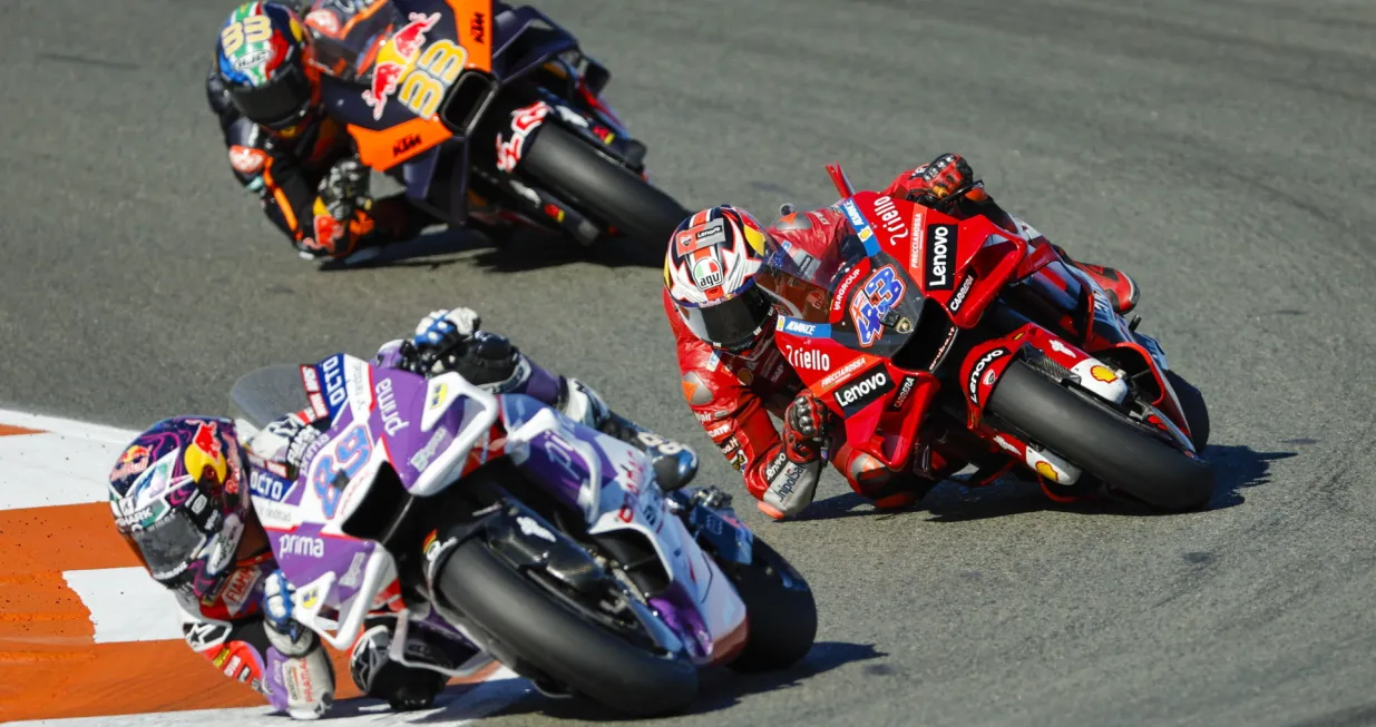 epa10290277 Moto GP riders Jack Miller (43), Jorge Martin (89) and Brad Binder (33) are in action during their category's race during the Comunidad Valenciana Motorcycling Grand Prix at Ricardo Tormo Circuit in Cheste, Valencia, 06 November 2022. EPA/Biel Alino