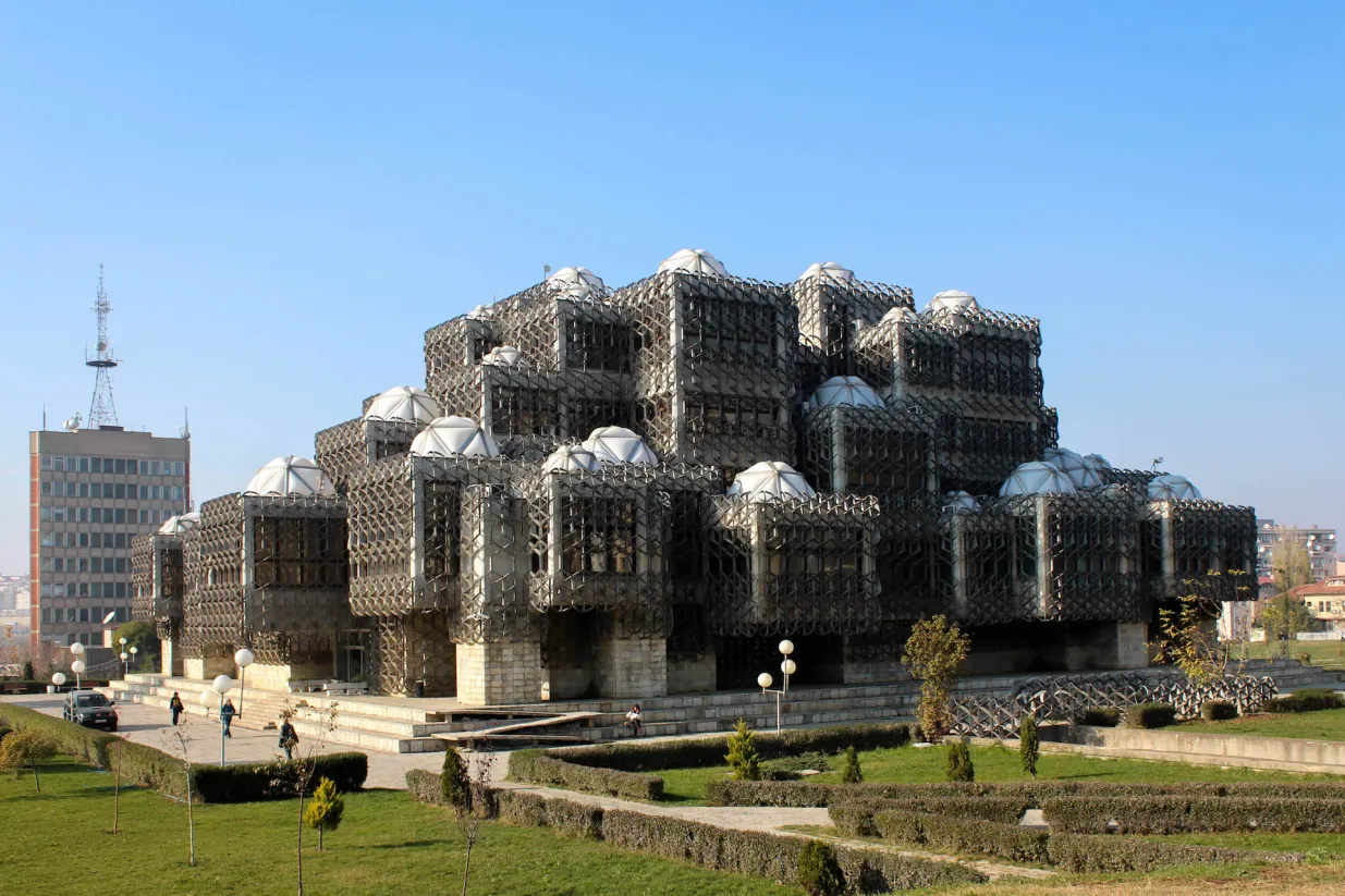 nacionalna biblioteka, priština, kosovo, bbc/