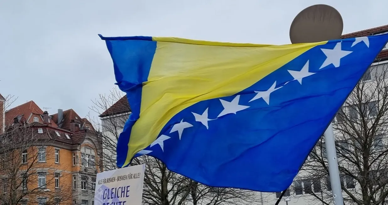 Skup/protest u Stuttgartu: Svi za BiH - BiH za sve, protesti za BiH, zastava BiH/Gi Stuttgart