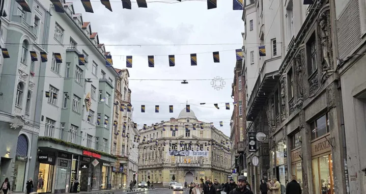 Titova ulica, Dan državnosti, okićeno Sarajevo, ukrasi, praznični ruho, zastava Bosne i Hercegovine/Lejla Sofradžija/