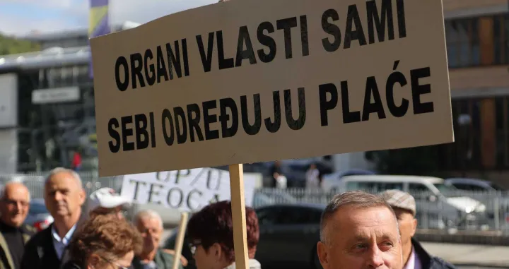 Protest penzionera ispred zgrade Vlade FBiH, penzioneri/Senad Gubelić/