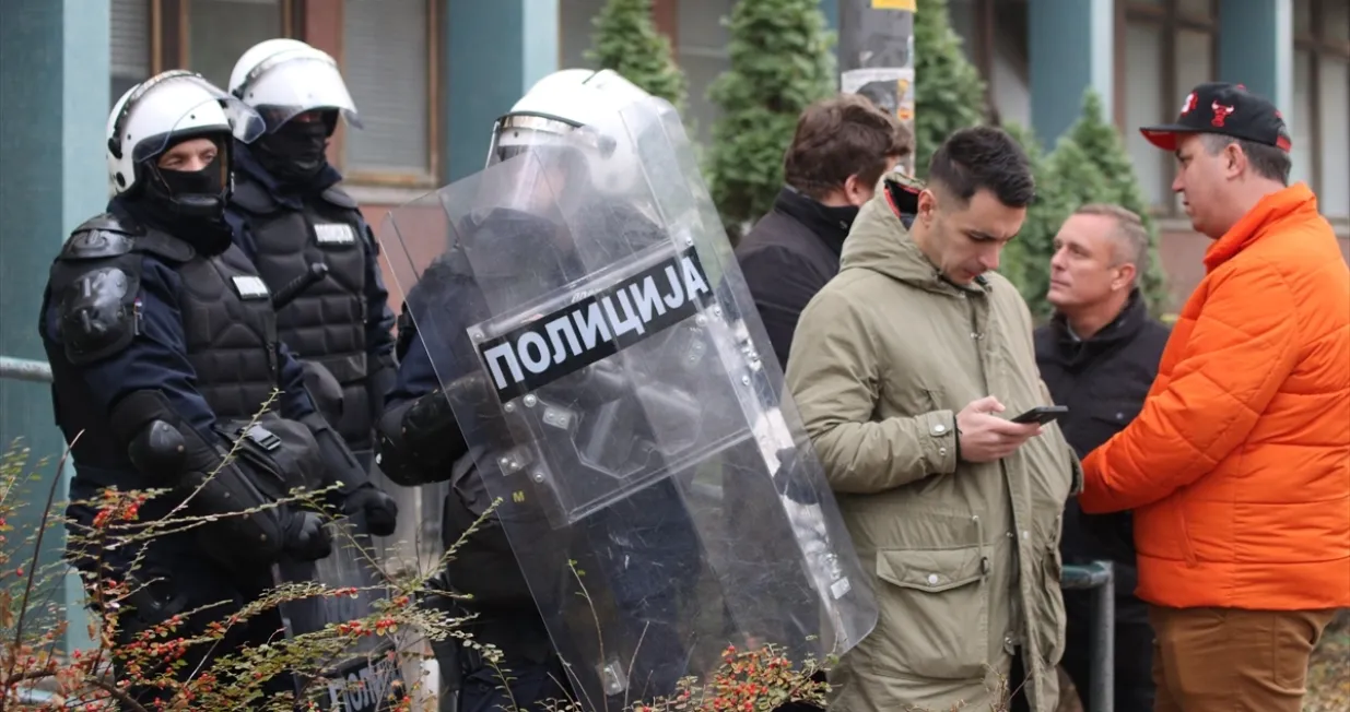 Intervenisala je policija u opremi za razbijanje demonstracija i odgurala/Anadolija/