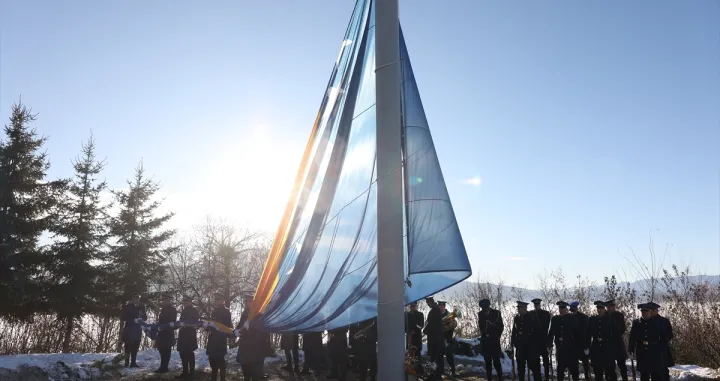 Na Humu podignuta zastava BiH povodom obilježavanja 25. novembra, Dana državnosti BiH/Anadolija