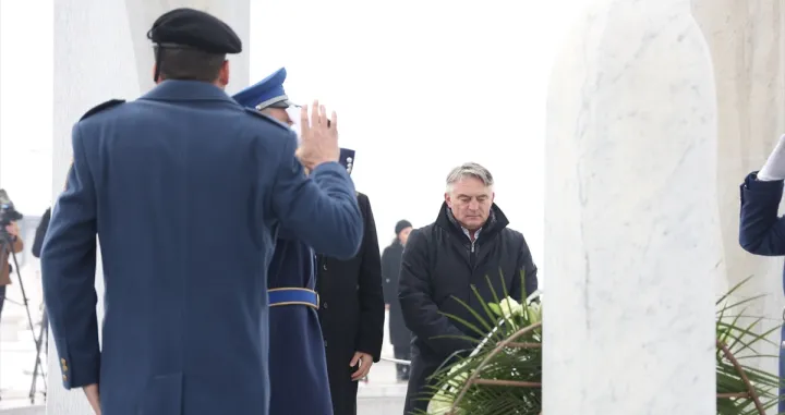 Željko Komšić položio cvijeće na mezarju Kovači i mezaru prvog predsjednika RBiH Alije Izetbegovića, povodom 25. novembra, Dana državnosti BiH/Anadolija