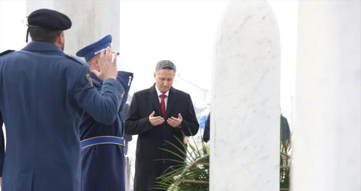 Denis Bećirović položio cvijeće na mezarju Kovači i mezaru prvog predsjednika RBiH Alije Izetbegovića, povodom 25. novembra, Dana državnosti BiH/Anadolija