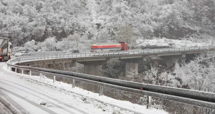 Snijeg na Bradini, prevoj Bradina, usporen saobraćaj, kamioni i šleperi stoje/Sanel Konjhodžić/