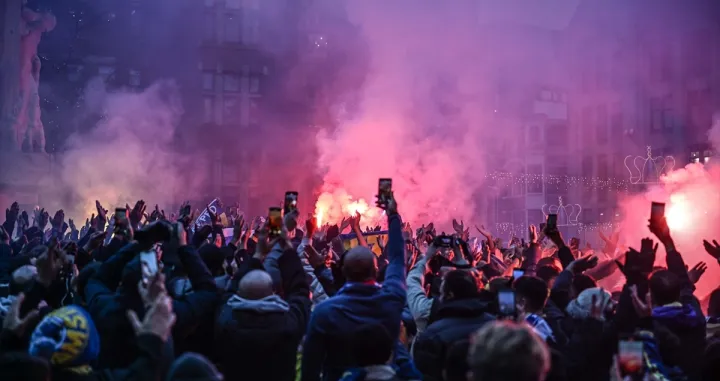 Haotične scene vladale su kasno u četvrtak u Amsterdamu kada su pristalice izraelskog fudbalskog kluba Maccabi Tel Aviv izazvale nasilje na ulicama nizozemskog grada, skidajući palestinske zastave na privatnom posjedu i uzvikujući zapaljive slogane, pri čemu je najmanje deset osoba uhapšeno