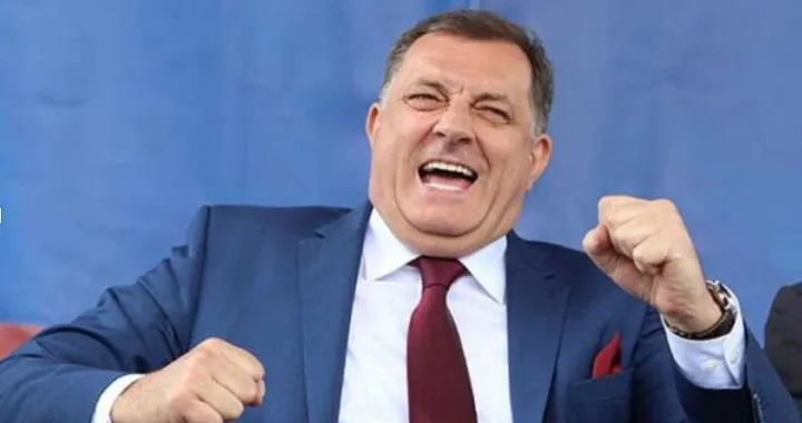 Milorad Dodik veseo/