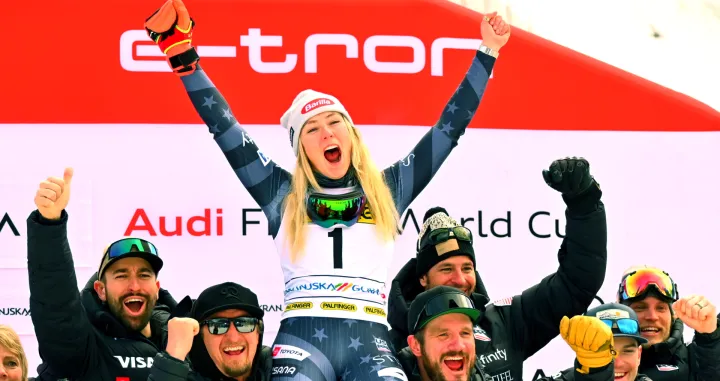 epa10395650 Mikaela Shiffrin of USA (C) and USA Alpine ski team celebrate victory during the Alpine Ski World Cup's Giant slalom Women in Kranjska Gora, Slovenia 08 January 2023. EPA/ALEN MILAVEC