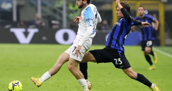 epa10389550 Napoli's Khvicha Kvaratskhelia (L) challenges Inter Milan's Nicolo Barella during the Italian Serie A soccer match between FC Inter and SSC Napoli, in Milan, Italy, 04 January 2023. EPA/MATTEO BAZZI