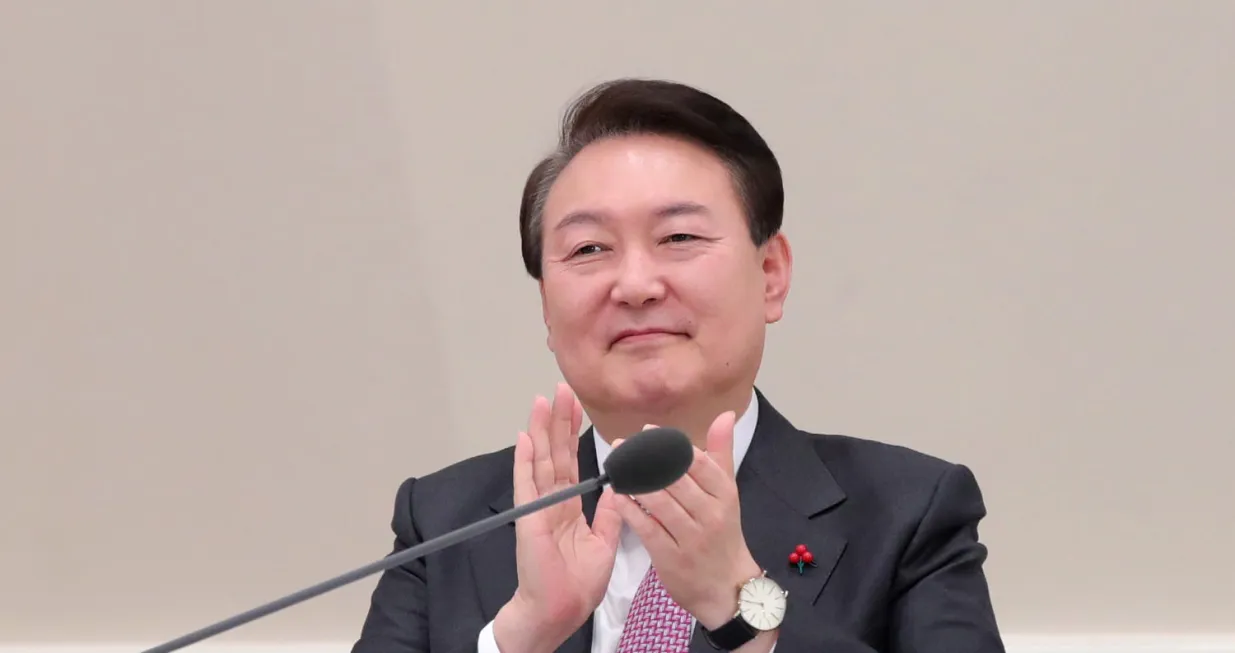 epa10379784 South Korean President Yoon Suk Yeol applauds during a report on business in the new year by the science and ICT ministry at the former presidential office Cheong Wa Dae in Seoul, South Korea, 28 December 2022, as Science and ICT Minister Lee Jong-ho reports to Yoon that South Korea's unmanned space vehicle Danuri has successfully entered the orbit of the moon earlier than planned. EPA/YONHAP/POOL SOUTH KOREA OUT/Yonhap/Pool