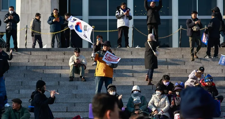 Ispred zgrade južnokorejskog parlamenta u Seulu okupljeni su demonstranti koji traže ostavku predsjednika Južne Koreje Yoon Suk Yeola. Vojnom i policijskom osoblju potpuno je zabranjen ulazak u zgradu parlamenta/Anadolija