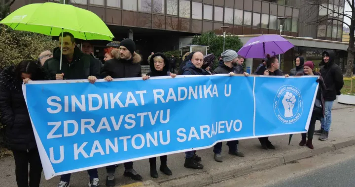 Sindikat radnika u zdravstvu KS, KCUS, protest zdravstvenih radnika, medicinari, protest ispred zgrade Vlade FBiH/Senad Gubelić/