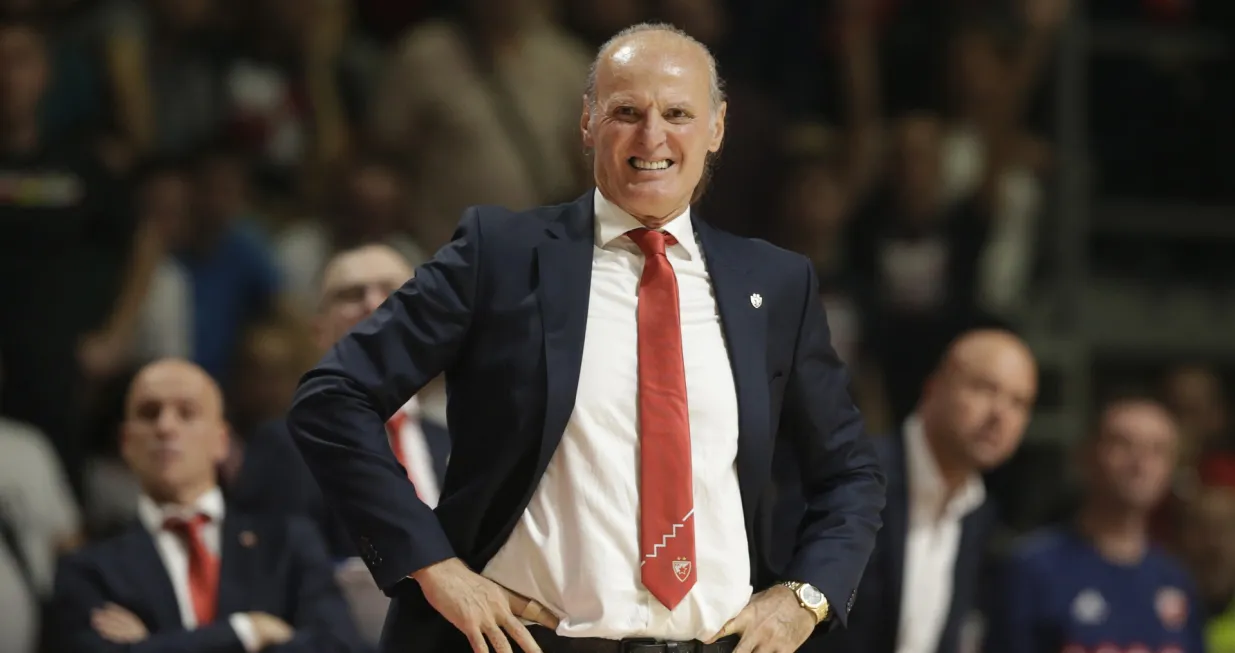 epa10383031 Red Star's head coach Dusko Ivanovic reacts during the Euroleague basketball match between Red Star Belgrade and Barcelona in Belgrade, Serbia, 30 December 2022. EPA/ANDREJ CUKIC