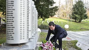 Premijer Kosova prilikom polaganja cvijeća na spomen obilježju/X/