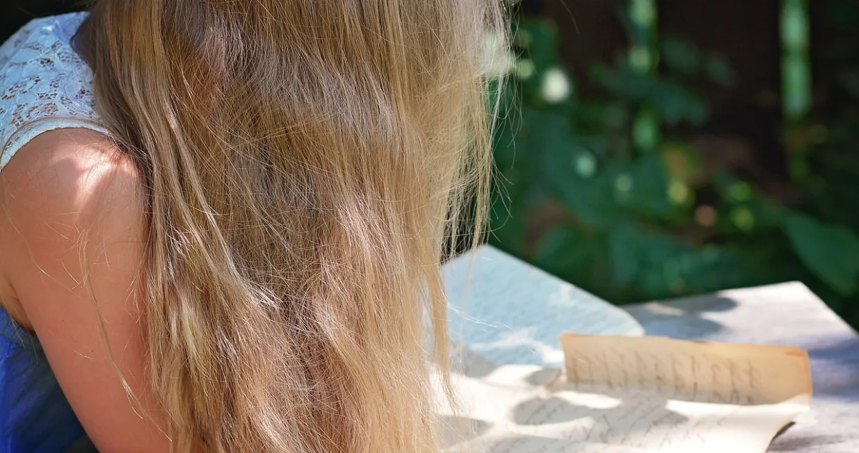 djevojčica, djevojka, pisanje, pismo, pisma/Pixabay