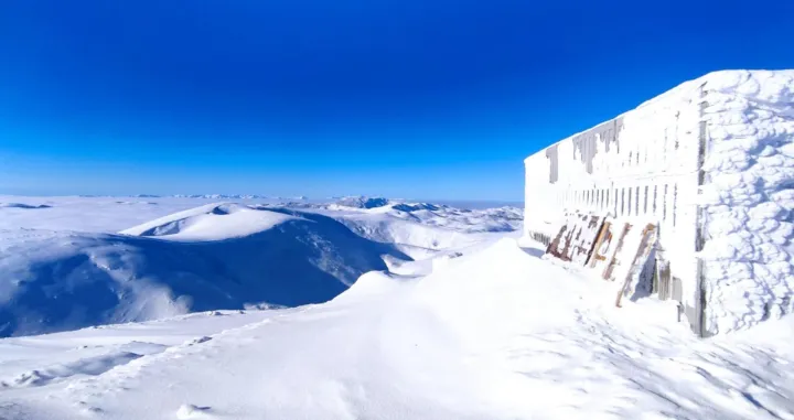Bjelašnica, vrh Bjelašnice, snijeg, bajkovit prizor, sunce, skijanje, planina/Džemal Velić
