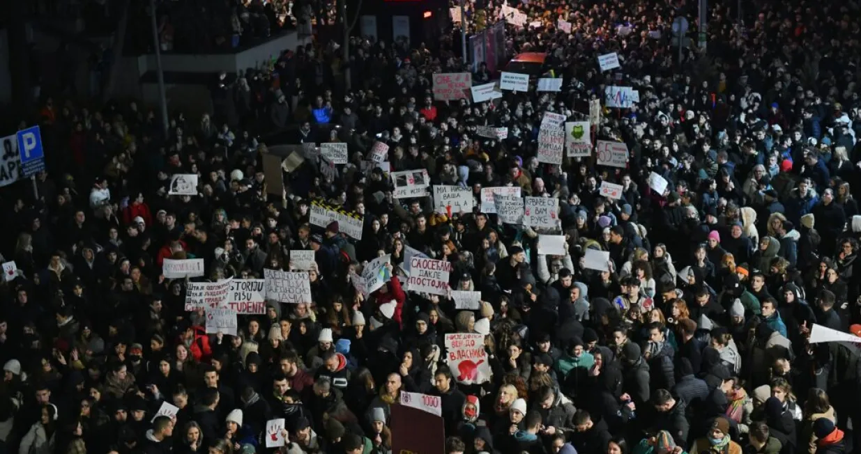 Beograd 12. decembar 2024. Protest studenata ispred Radio televizije Srbije RTS u vreme emitovanja Dnevnika Foto:Goran Srdanov/Nova.rs/Gorann Srdanov