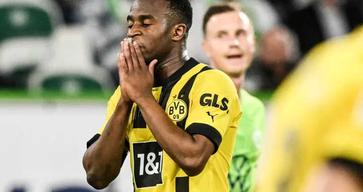 epa10294297 Dortmund's Youssoufa Moukoko reacts during the German Bundesliga soccer match between VfL Wolfsburg and Borussia Dortmund in Wolfsburg, Germany, 08 November 2022. EPA/FILIP SINGER (ATTENTION: The DFL regulations prohibit any use of photographs as image sequences and/or quasi-video.)